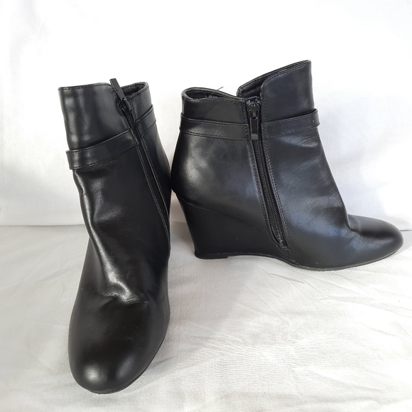 CL by Laundry Heeled Booties. Size 8 - Picture 2 of 7
